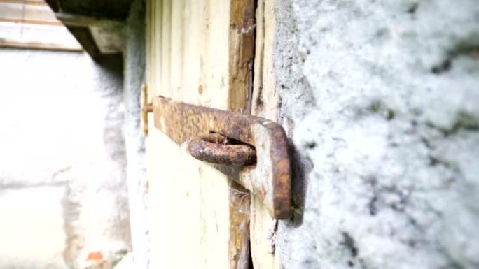 仔细观察金属生锈的门锁