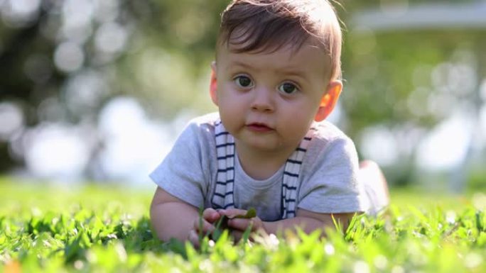 可爱的婴儿婴儿蹒跚学步的男孩孩子在大自然中探索世界