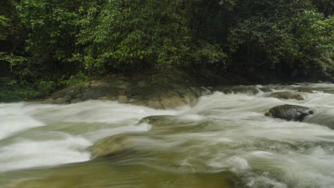 吉打州双溪赛迪姆 (Sungai Sedim) 的水落石出的延时平移镜头