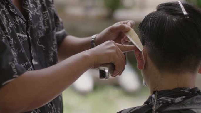 冠状病毒检疫期间在家理发师。