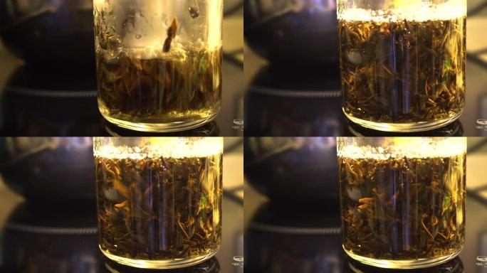 热水中的中国茶叶