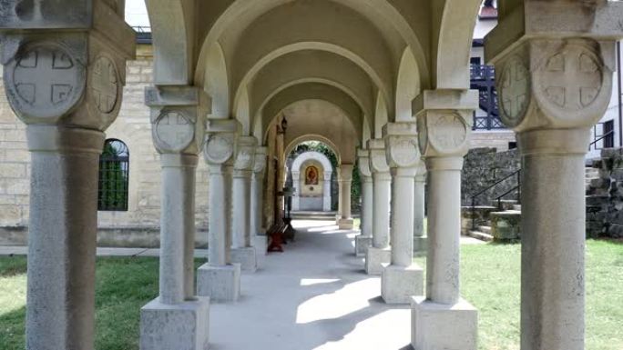 基督教寺庙前的柱子
