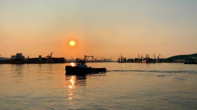 波兰格丁尼亚-大约2019年8月: 日落时在格丁尼亚港口操纵的小船。