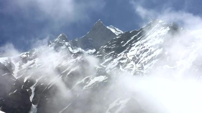 从尼泊尔MBC看到雾的马哈普赫雷山 (Mt.Fish tail) 的录像。