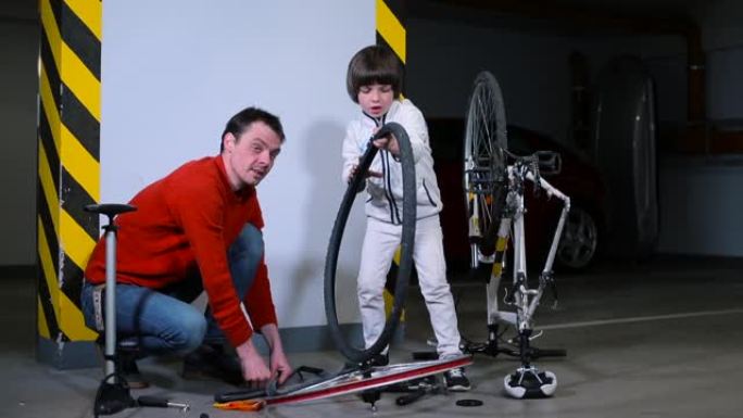爸爸和儿子正在自我隔离修理自行车车轮。
