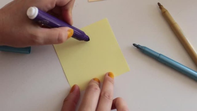 在方形多色笔记纸上写下单词、数字和字母