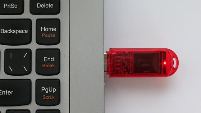 笔记本电脑中的USB闪存驱动器