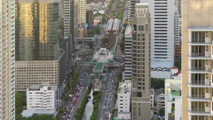 曼谷市中心Sathorn交叉路口或与汽车交通交汇处的鸟瞰图。泰国。智慧城市中的金融区和科技理念。摩天