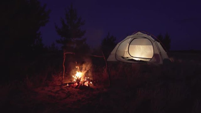 晚上在一个空帐篷附近篝火