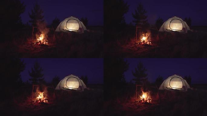 晚上在一个空帐篷附近篝火