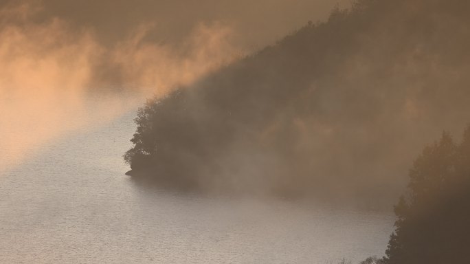 金色晨雾环绕峡湾