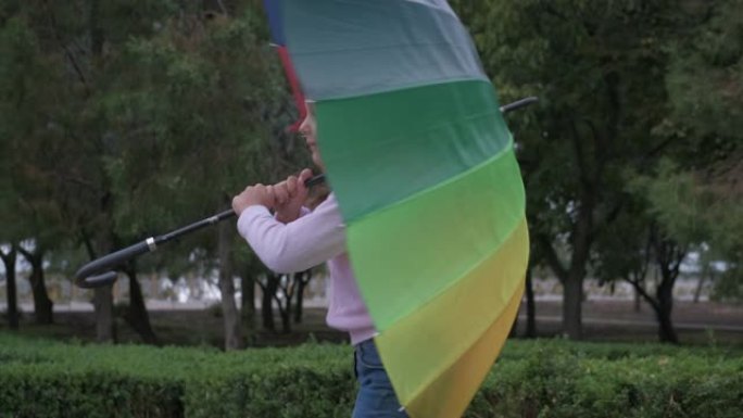 在雨中旋转。