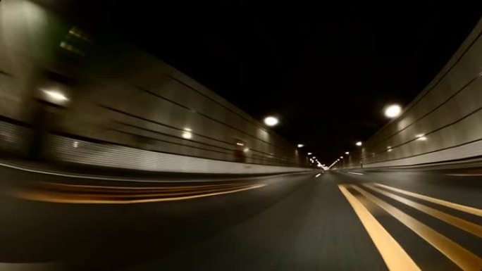 在高速公路/隧道上行驶/视野开阔