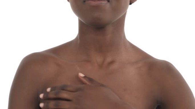 非洲女孩上半身的特写。女人抓脖子、胸部和肩膀。皮肤刺激。孤立在白色背景上。医疗保健概念。