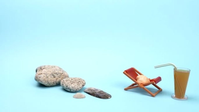 海石和贝壳，鸡尾酒和蓝色背景上的躺椅。