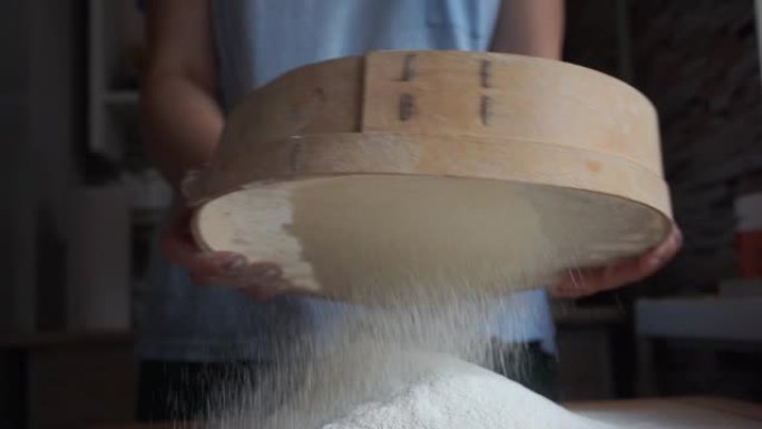 用老式木筛筛面包店用面粉，烹饪家居，慢动作
