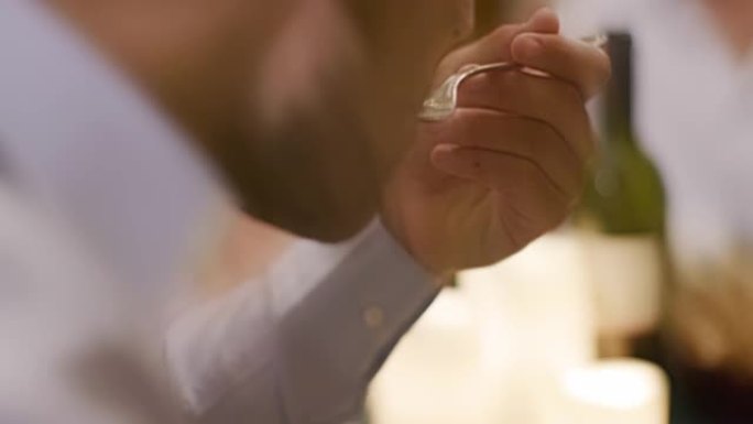在浪漫的美食晚餐或午餐中，男人在用叉子吃饭时会把手放在细节上。宽镜头。翁布里亚的朋友意大利之旅。4k
