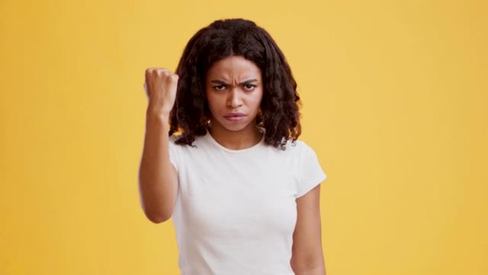 愤怒的黑人妇女在镜头前握拳