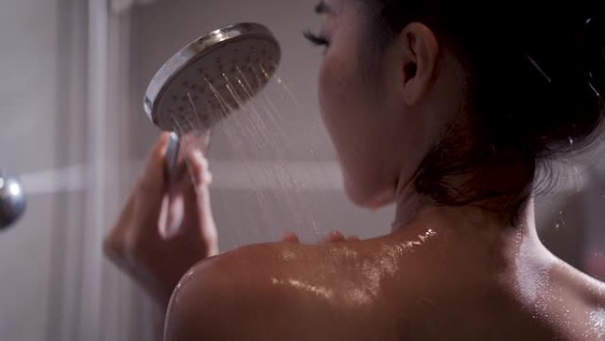 慢动作剪辑，一个用淋浴洗澡的美女。