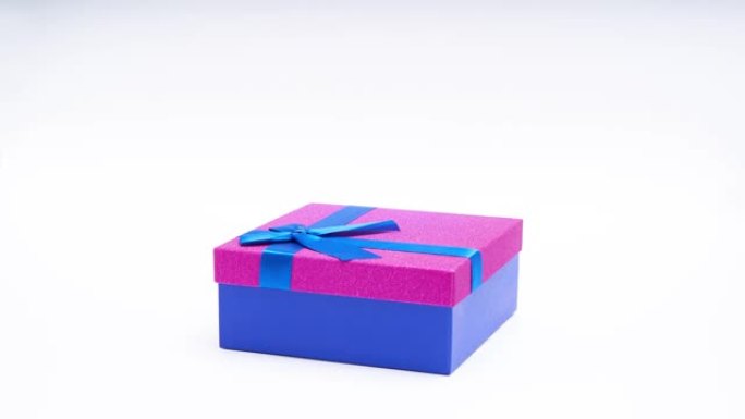 两个明亮的礼物盒子的停止运动动画。假期的概念