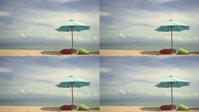 风景美丽宁静的海滩风景，地平线上有海，微风轻拂在沙滩上的太阳伞上。暑假旅行和热带旅游目的地概念