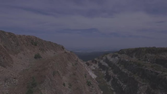 山和峡谷4k平坦未分级的石谷鸟瞰图