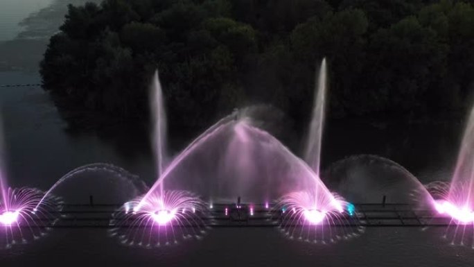 乌克兰文尼察的音乐喷泉。无人机视图。
