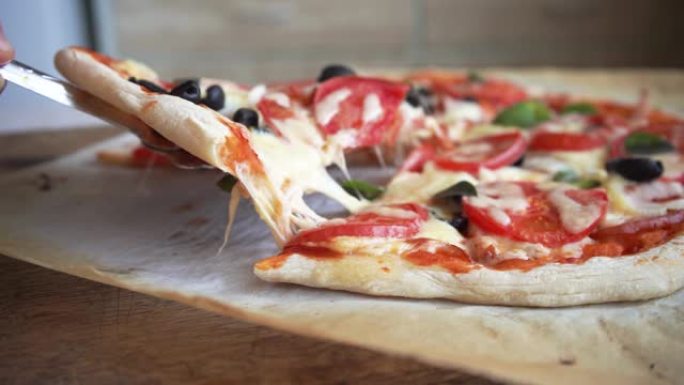 拿一片自制披萨，里面有融化的奶酪和西红柿