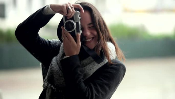 快乐的年轻女子使用照相机