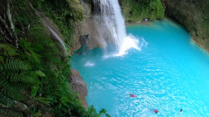 菲律宾宿雾岛卡瓦桑瀑布令人惊叹的瀑布。游客在泳池瀑布游泳。