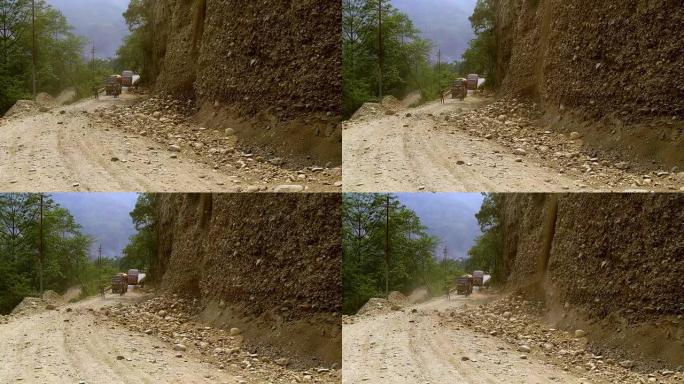 山里路上的山体滑坡和落石。石头挡住了道路。汽车停下来等待。4k