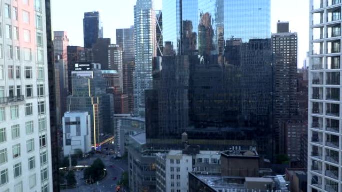 美国纽约市-2019年6月5日-纽约市大都市摩天大楼和公司大楼从白天到晚上都在延时