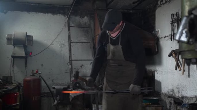 铁匠在铁匠铺中锻造熔融金属
