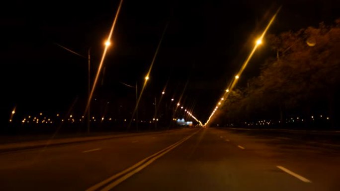 4k。从高速汽车的窗户在空荡荡的城市街道上夜间行驶，雨后的steet光线模糊