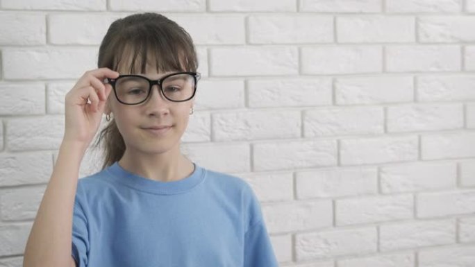 十几岁的女孩调整眼镜的视力。