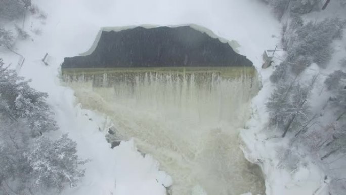 在加拿大美丽的冬天，瀑布的高处直视
