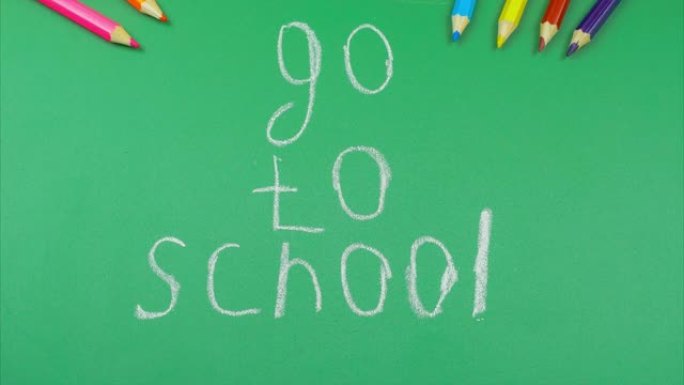 停止运动，粉笔在黑板上写下 “上学”