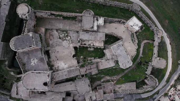 叙利亚的Krak des Chevaliers城堡。叙利亚战争后一片废墟中的山顶上美妙的中世纪城堡 
