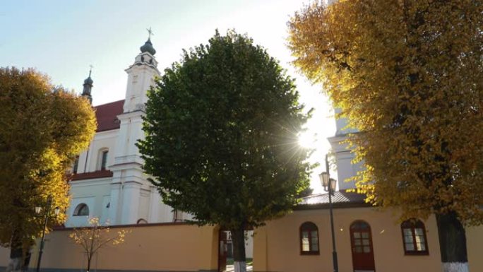 平斯克，布列斯特地区，白俄罗斯。圣母玛利亚大教堂和灰修士修道院。著名的历史地标。阳光在秋天阳光明媚的