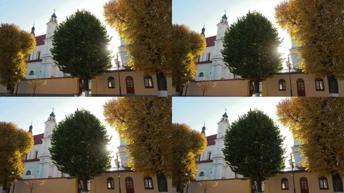 平斯克，布列斯特地区，白俄罗斯。圣母玛利亚大教堂和灰修士修道院。著名的历史地标。阳光在秋天阳光明媚的