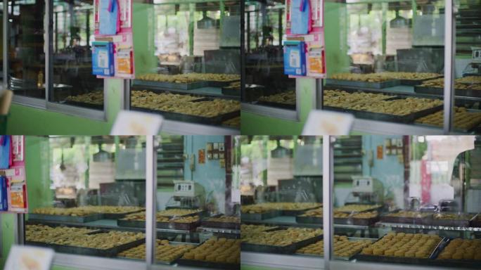 在东马美里一家著名的饼干和饼干工厂出售的最终产品，该工厂专门生产不同的月饼