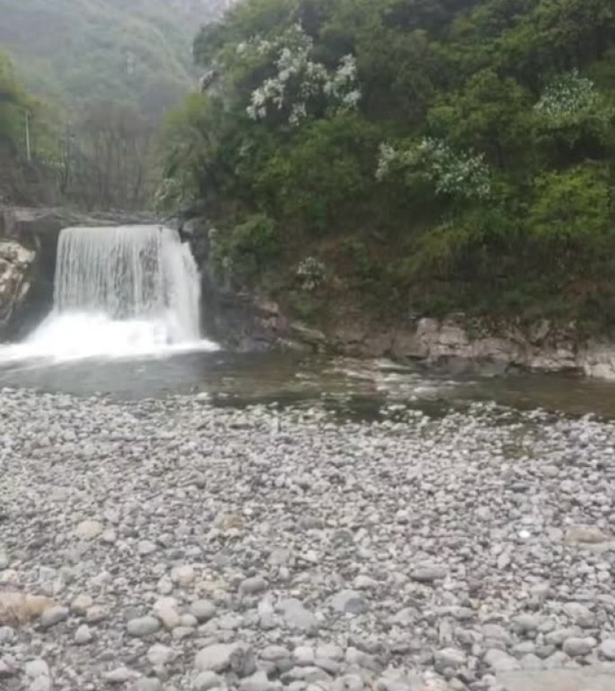 遥看瀑布挂前川