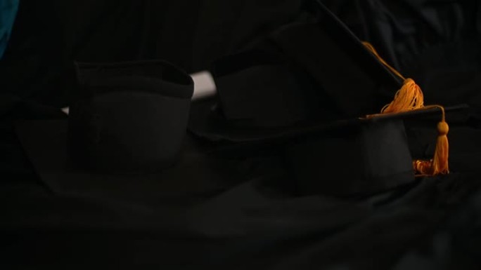 毕业帽放在黑色学术礼服上，教育理念