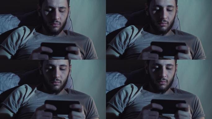 不眠夜男玩在线游戏手机床