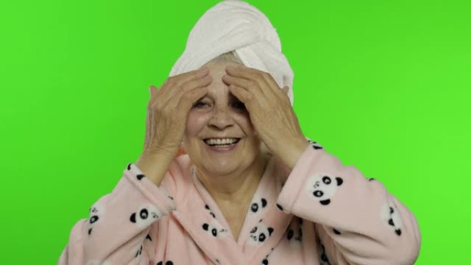 洗澡后的老奶奶。老妇人脱下化妆品面料面膜