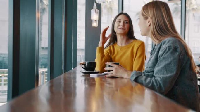 两个女性朋友在咖啡店聊天