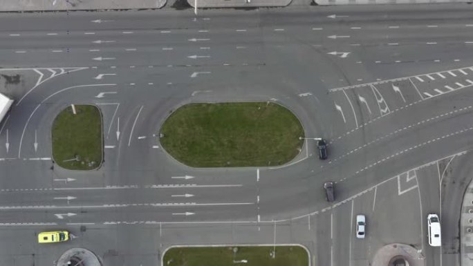 汽车在多车道城市道路上转弯，缩小无人机拍摄