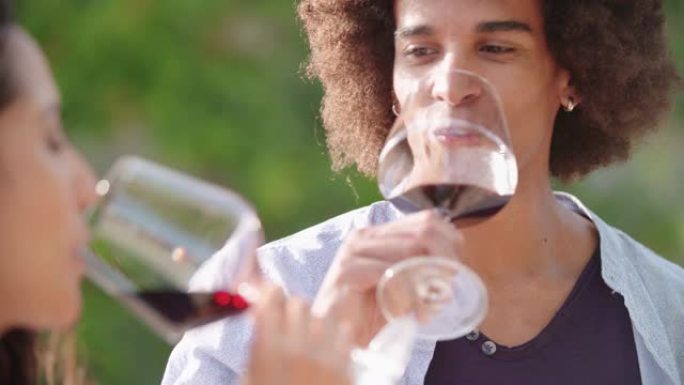 浪漫的年轻男女在意大利葡萄园酒庄品尝令人兴奋的私人品尝葡萄酒。品酒文化。品酒。品酒的人喜欢喝酒。慢动