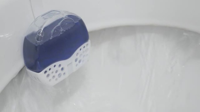 用液体清新剂4k视频近距离冲洗陶瓷碗