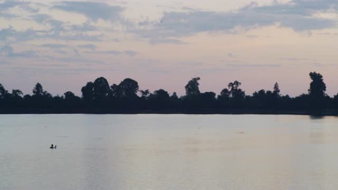 当地男子在柬埔寨暹粒的Srah Srang湖日出时钓鱼
